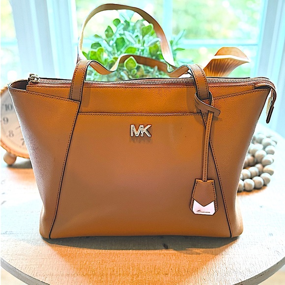 Michael Kors Maddie medium Crossgrain Leather Tote 15"W X 10.75"H X 5"D - Picture 1 of 10
